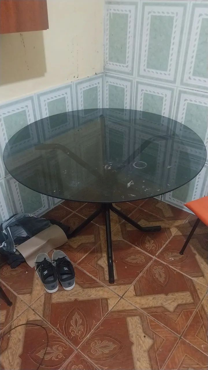 Mesa de vidro com 4 cadeiras