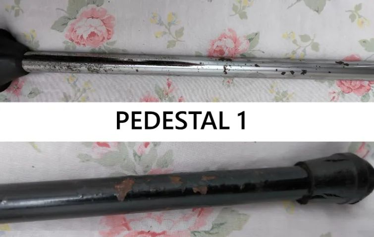 2 microphone stands/tripods441992972013424645