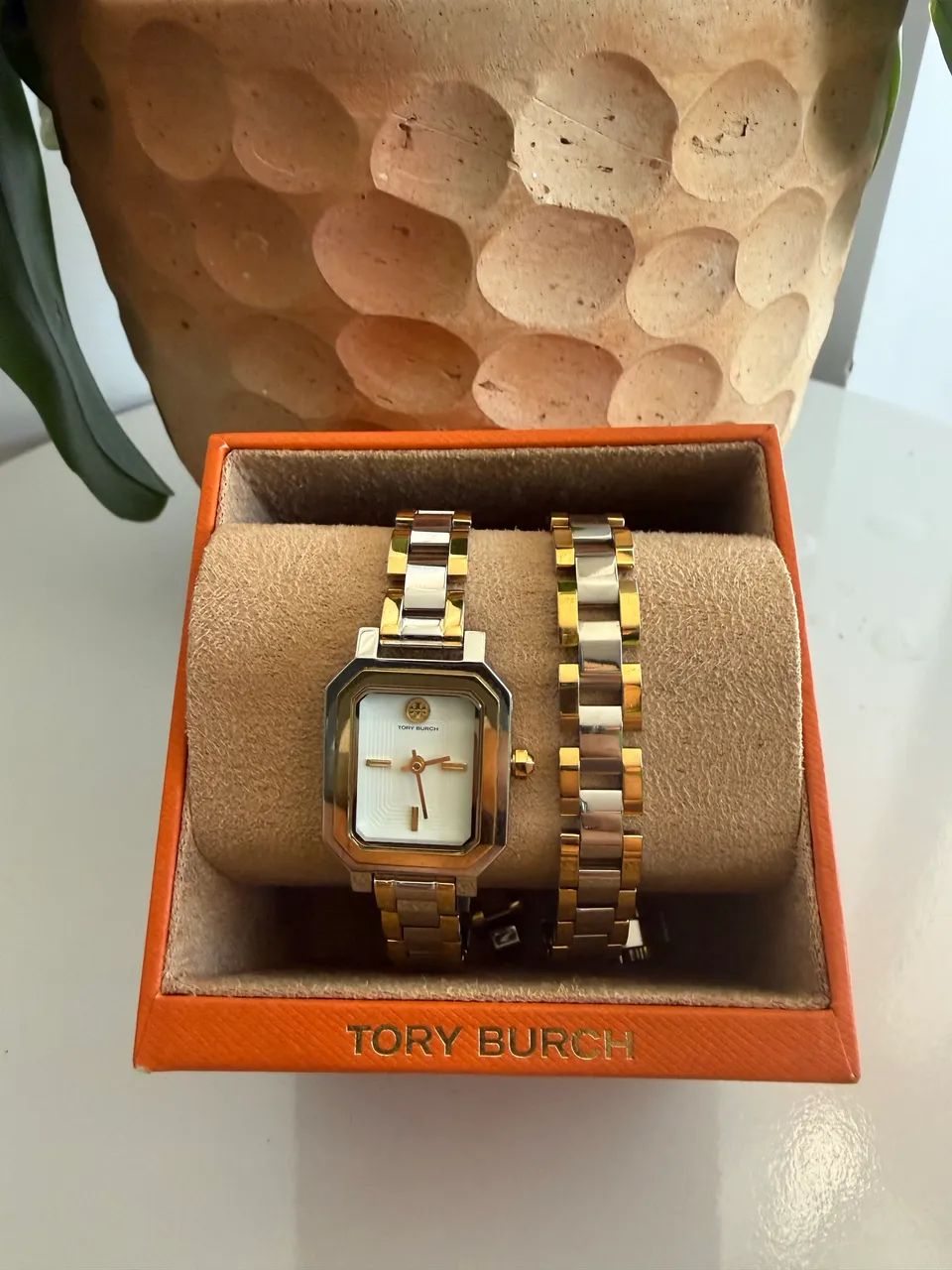 Relógio feminino Tory Burch elegante e sofisticado,preço fixo.