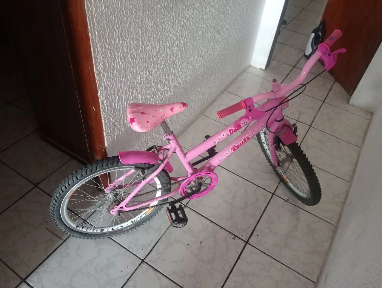 Bicicleta infantil seminova cor de rosa - Foto 2