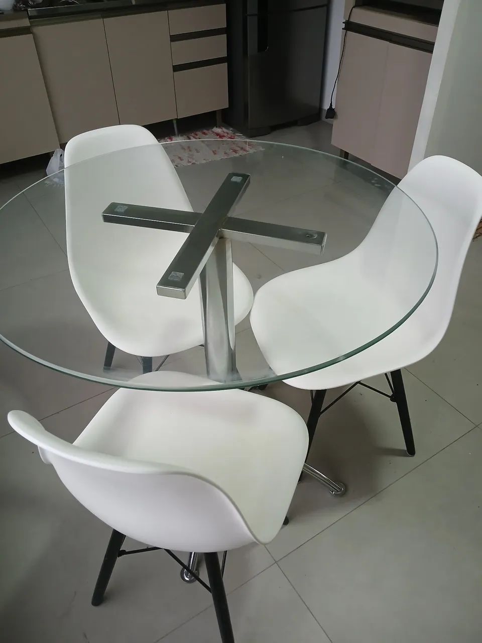 Vendo mesa com 3 cadeiras  - Foto 4