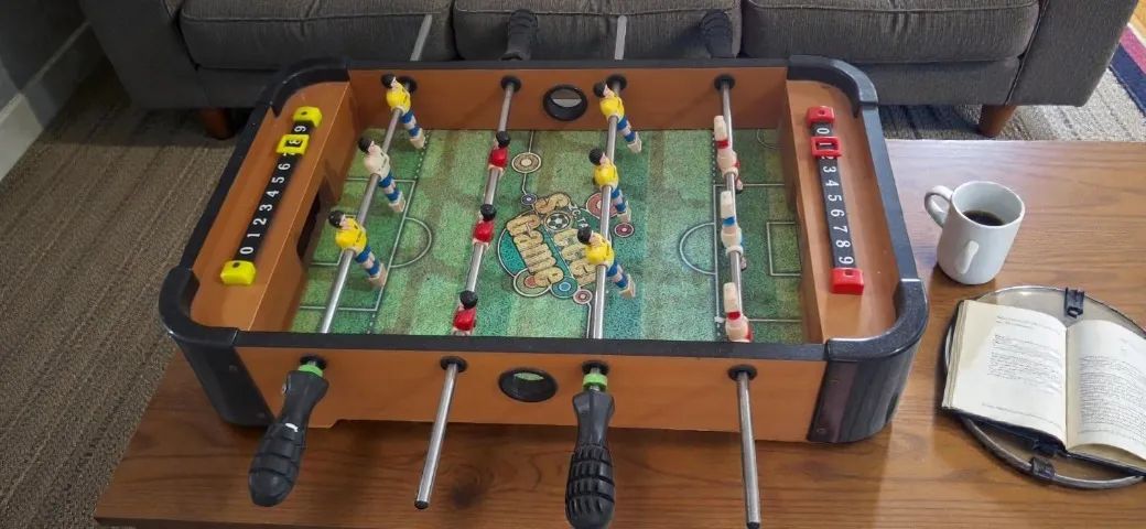 Mesa de pebolim infantil, em bom estado.