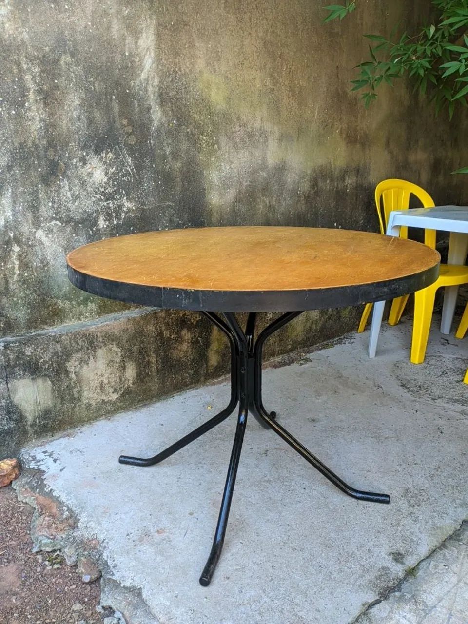 Mesa circular para salas e áreas externas