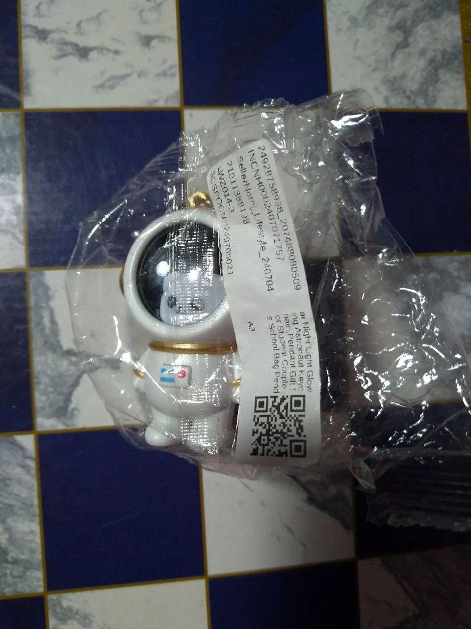 Almofada de pescoço temática + chaveiro astronauta - Foto 2