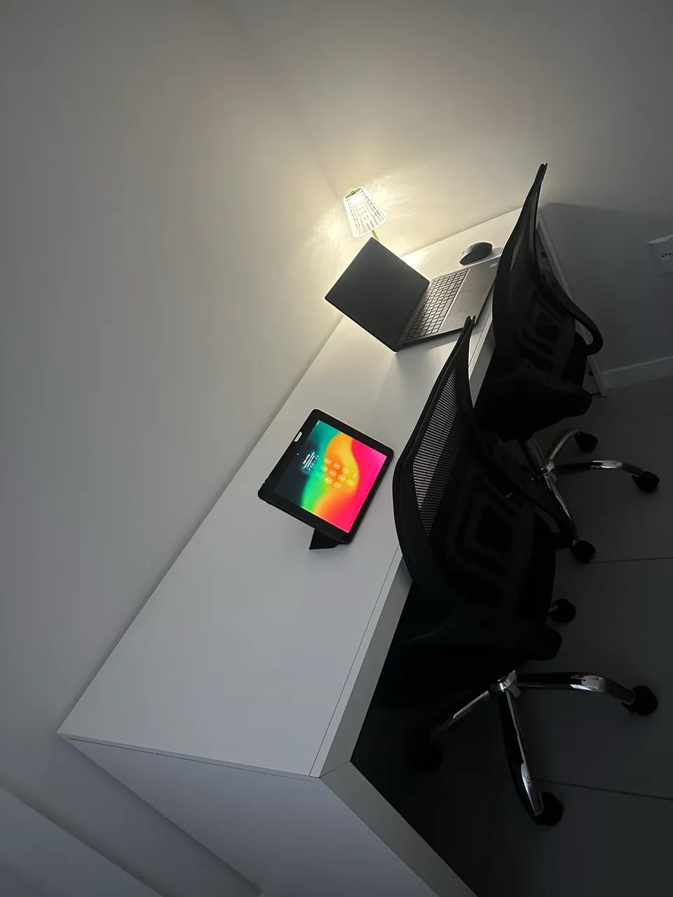 Mesa e cadeira de escritório 