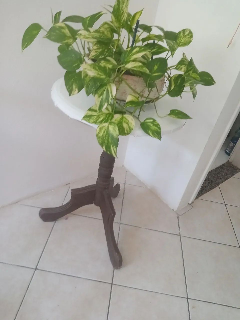 Mesinha de canto em madeira