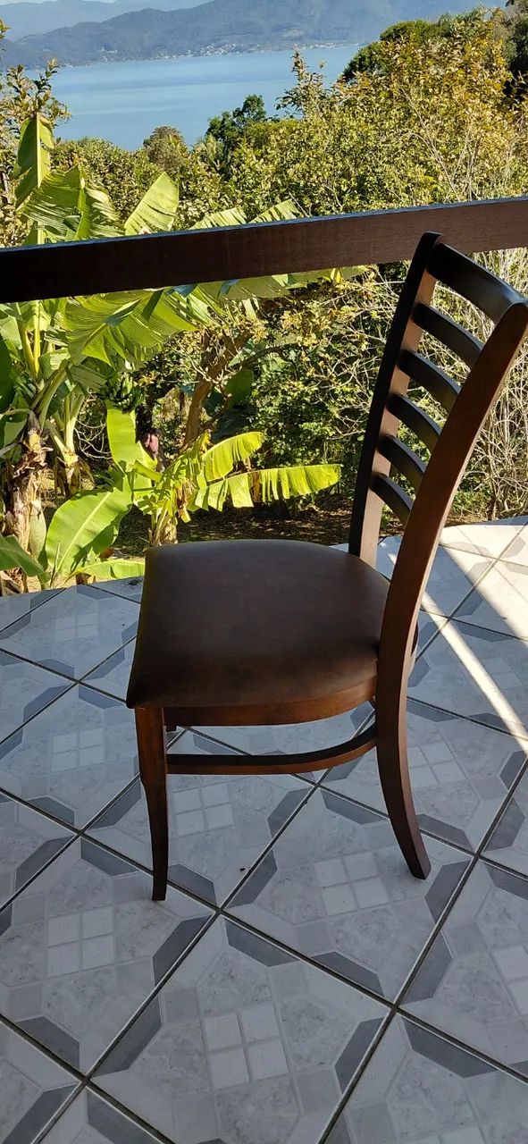 Cadeira madeira torneada com estofado marrom e espaldar alto - Foto 3