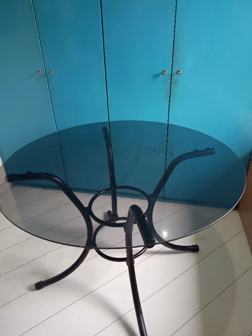 Round Dining Table470982790470717440