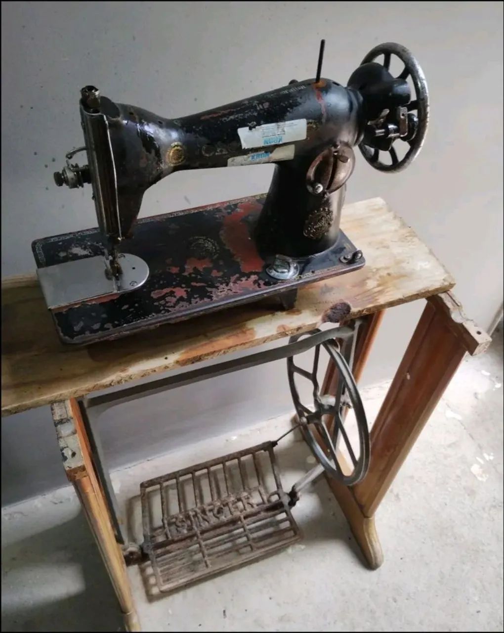 Máquina de costura Singer antiga  - Foto 3
