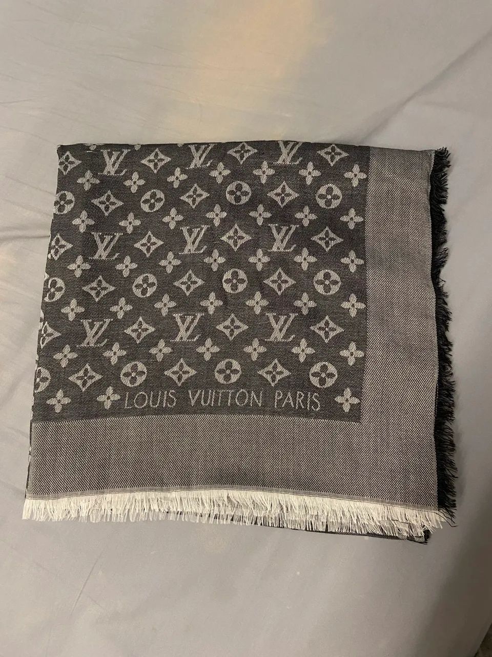 Lenço scarf Louis Vuitton cinza grande  