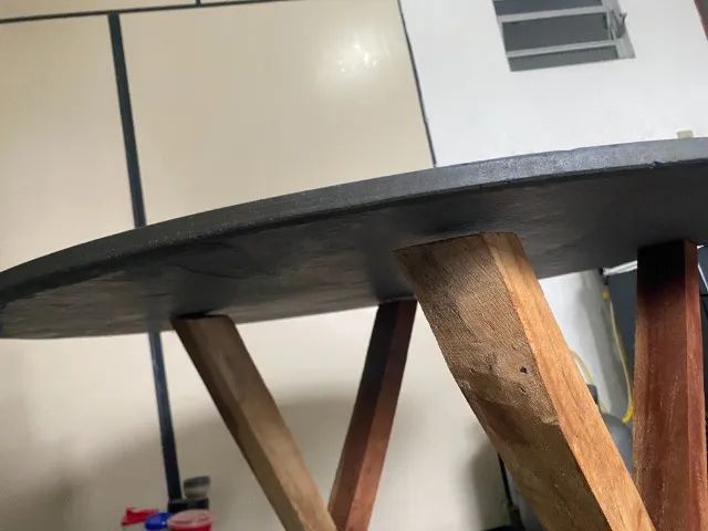 Mesa com tampa de cimento e base de madeira