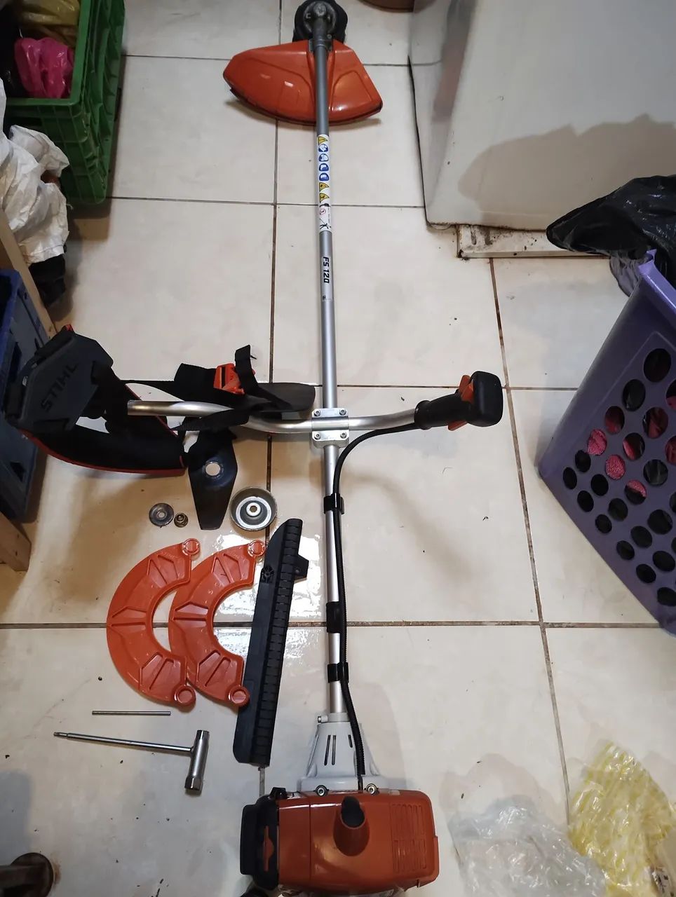 Roçadeira, semi nova tá em ótimo estado, vai com todos os apetrechos. - Foto 3