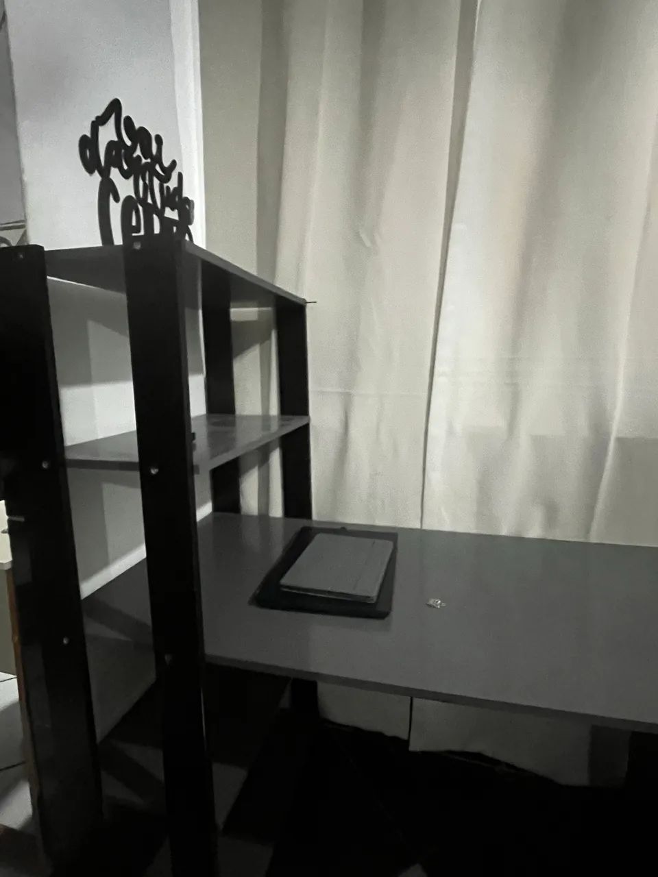 Mesa e cadeira de escritório 