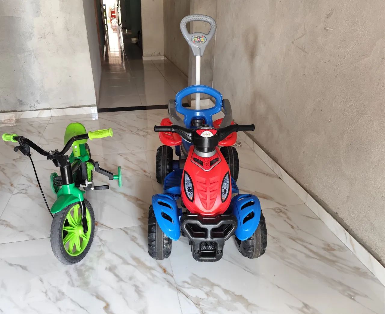 Carro de passeio e bicicleta 