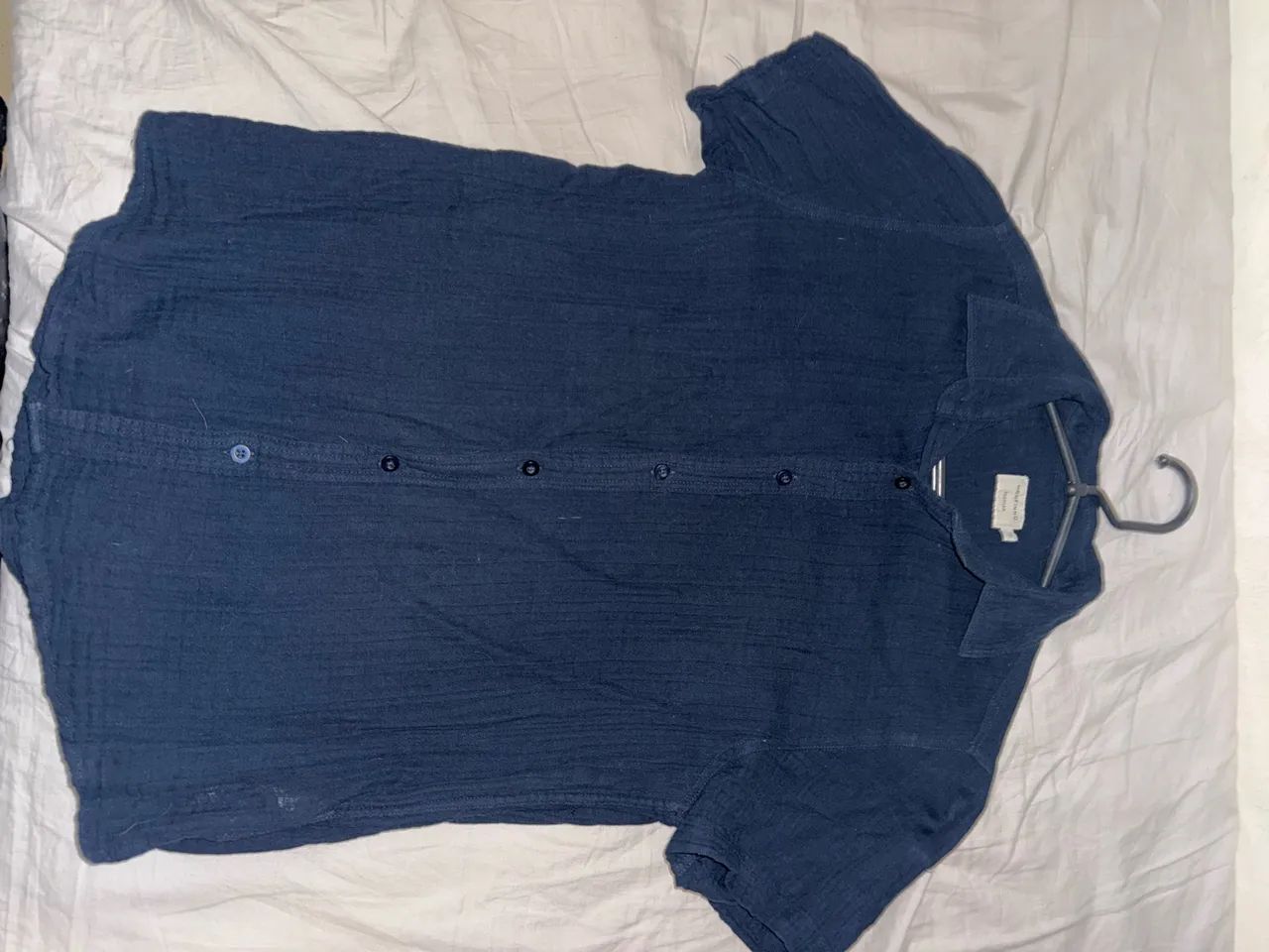 CAMISA AZUL EM ALGODÃO COM TEXTURA PLISSADA