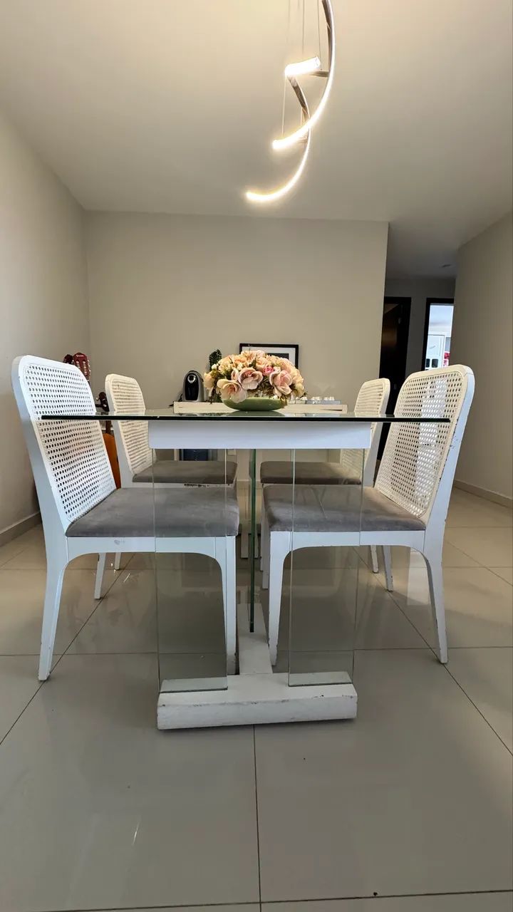 Mesa de Jantar Moderna com Tampo de Vidro - Sofisticação e Elegância para seu Ambiente 