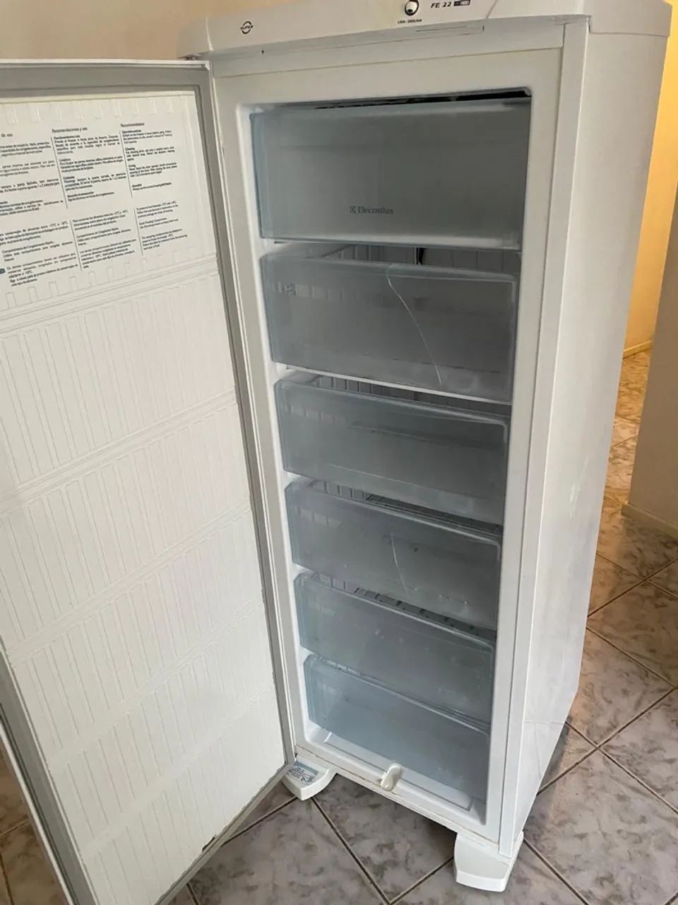 FREEZER VERTICAL ELECTROLUX FE22 - 6 GAVETAS