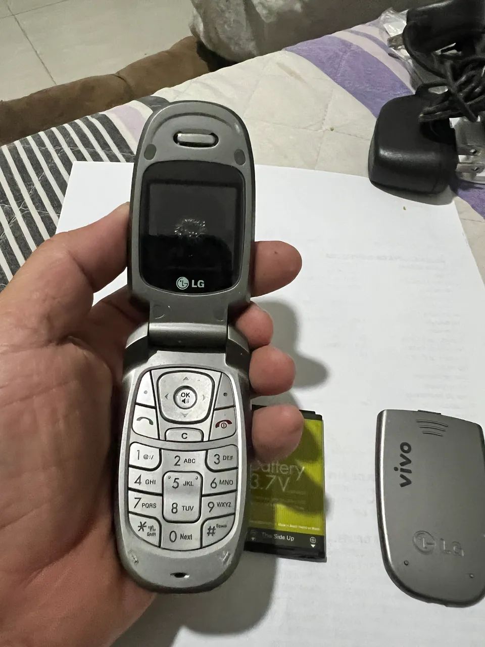Lote de 7 aparelhos celulares CDMA antigos e alguns acessórios  - Foto 3