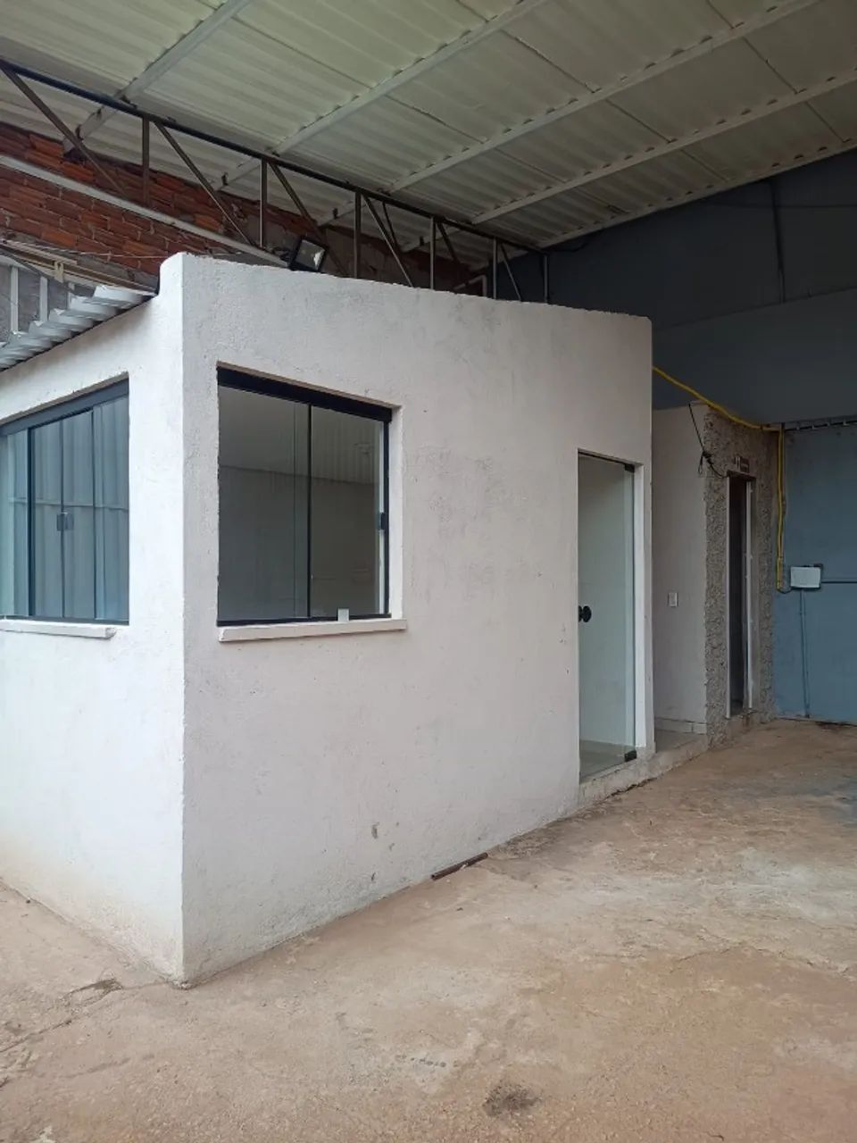 ALUGO GALPÃO COBERTO COM SALA E BANHEIRO. - Foto 2