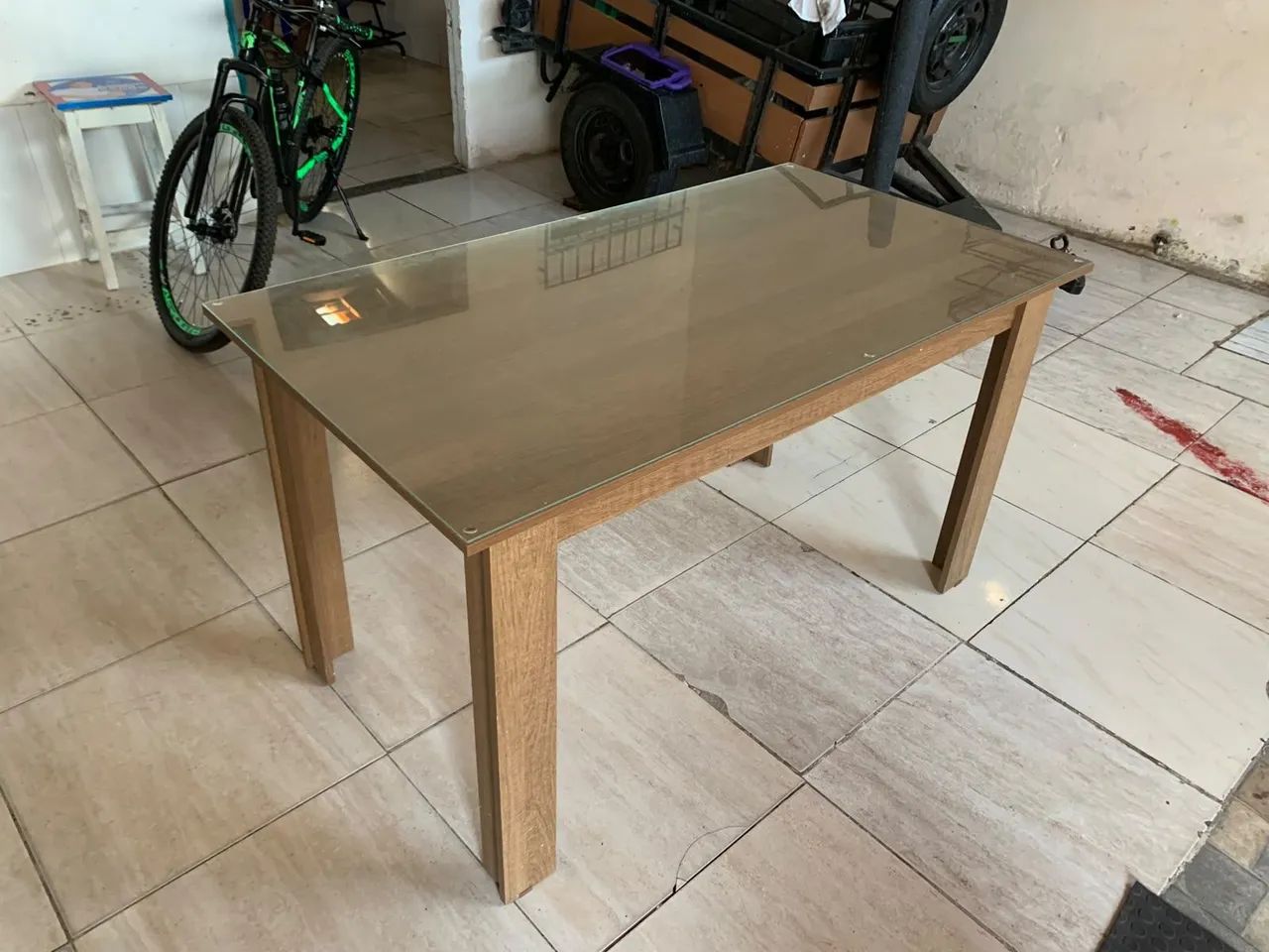 Vendo mesa de madeira com vidro em cima ,semi nova com 6 cadeiras .