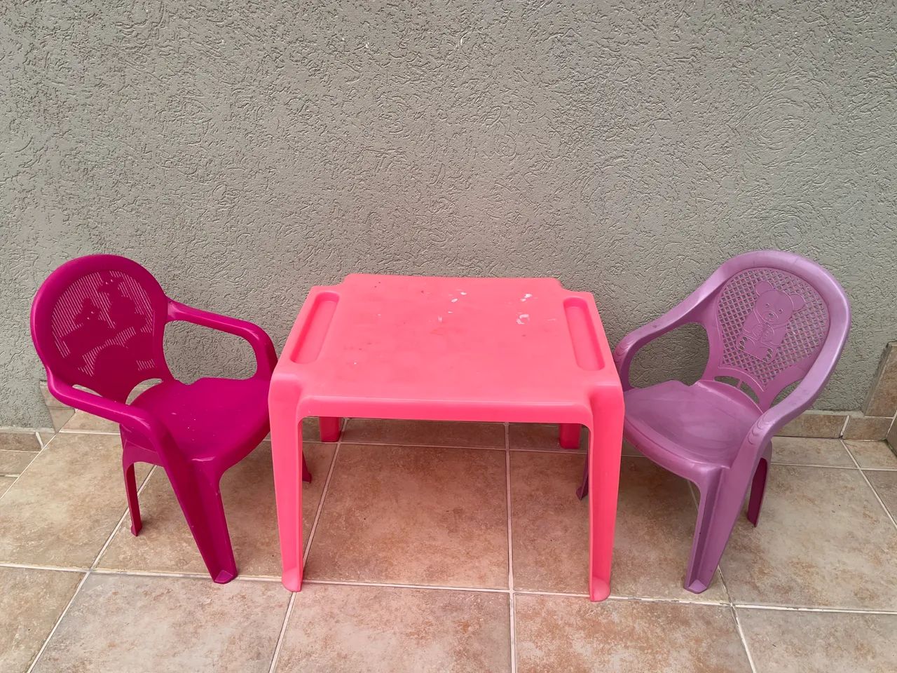 Mesa infantil + duas cadeiras 