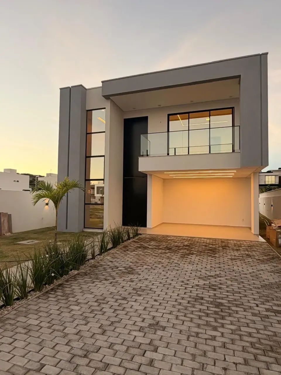 DUPLEX ALTO PADRÃO - 4 QUARTOS - [SENDO 03 SUITES COM CLOSET E VARANDA]