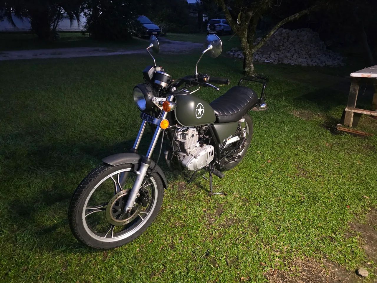 Intruder 125 customizada militar