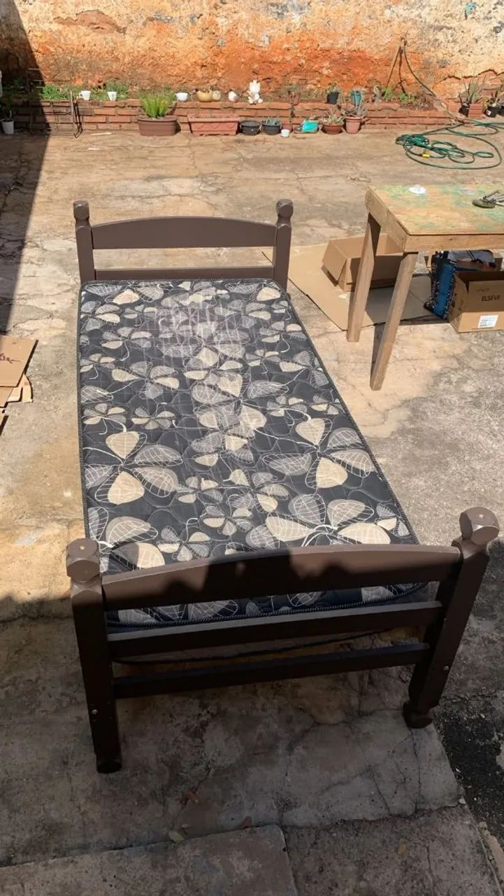 Cama de solteiro - madeira maciça 