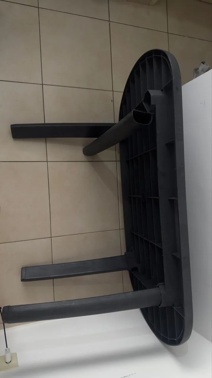Vendo mesa desmontável 1,4 X 0,80 + 4 cadeiras plásticas  - Foto 2