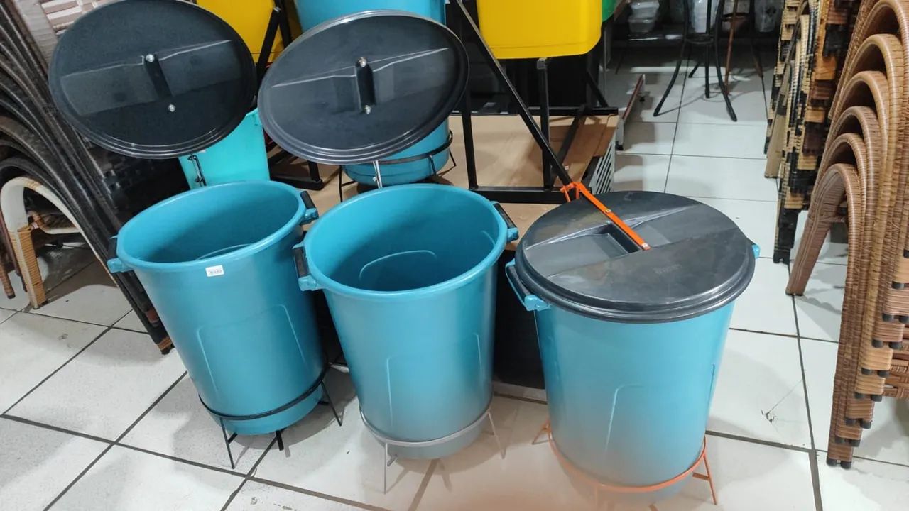 Lixeira com suporte 60 litros  - Foto 2
