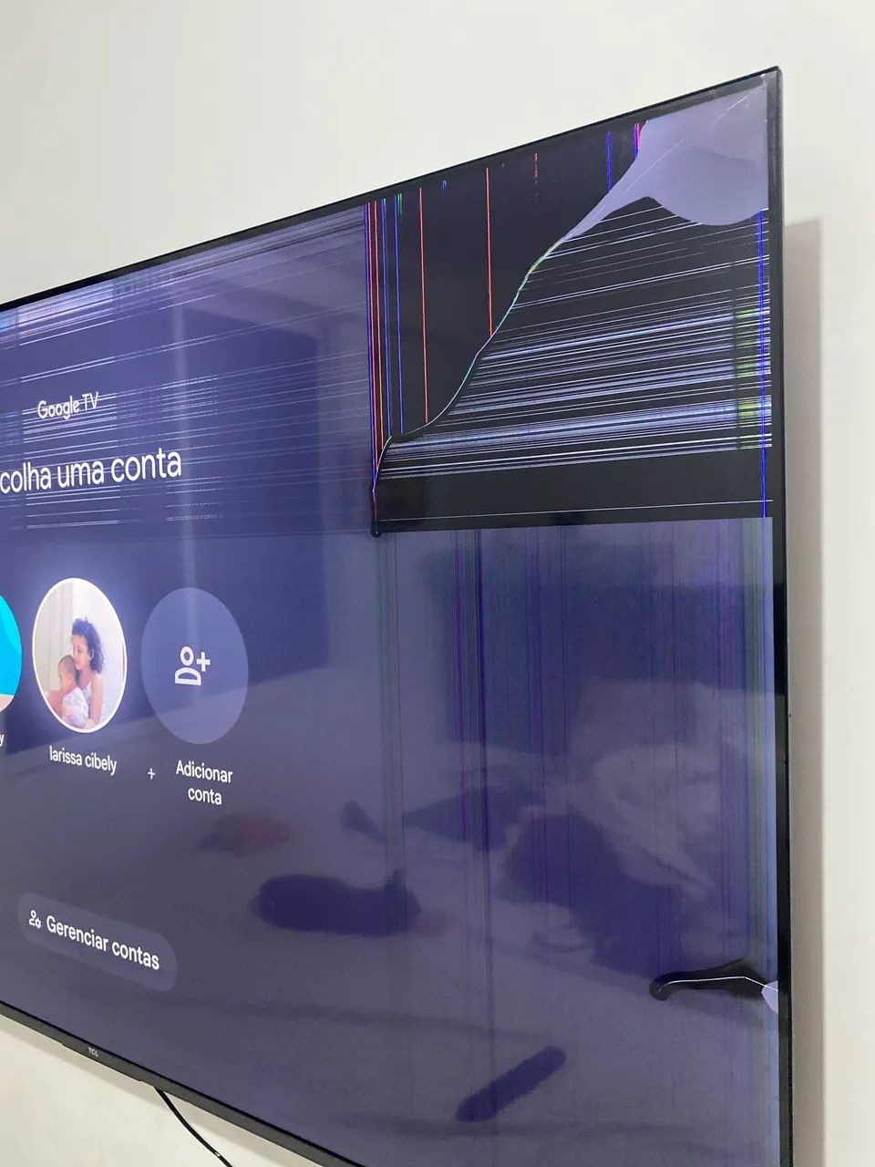     TV TCL 65? funcionando, painel danificado no canto, sem controle