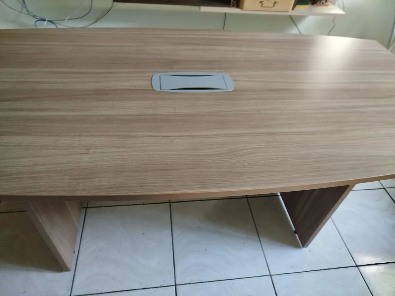 Mesa de escritório 2x1m com 2 polegadas de espessura e tomada para diversos equipamentos n