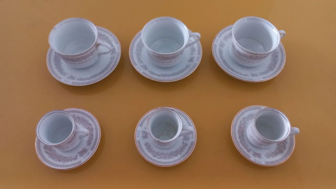 Jogo de xícaras de porcelana
