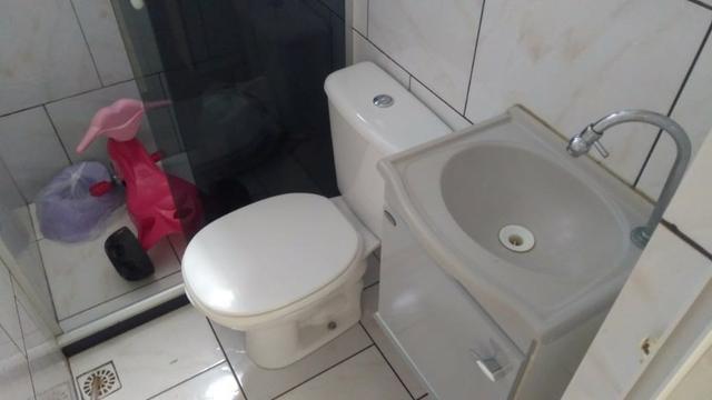Casa 2/4 rua com portão, proximo a estação de metro Camp. de Piraja - Foto 7