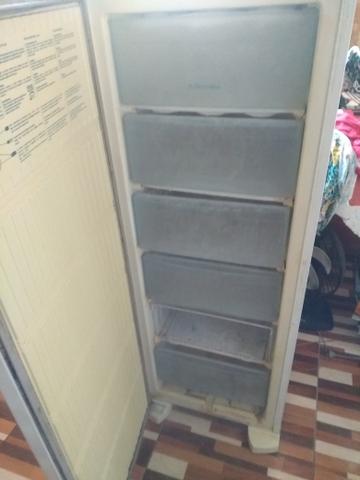 Vendo freezer perfeito gelando muito - Foto 2