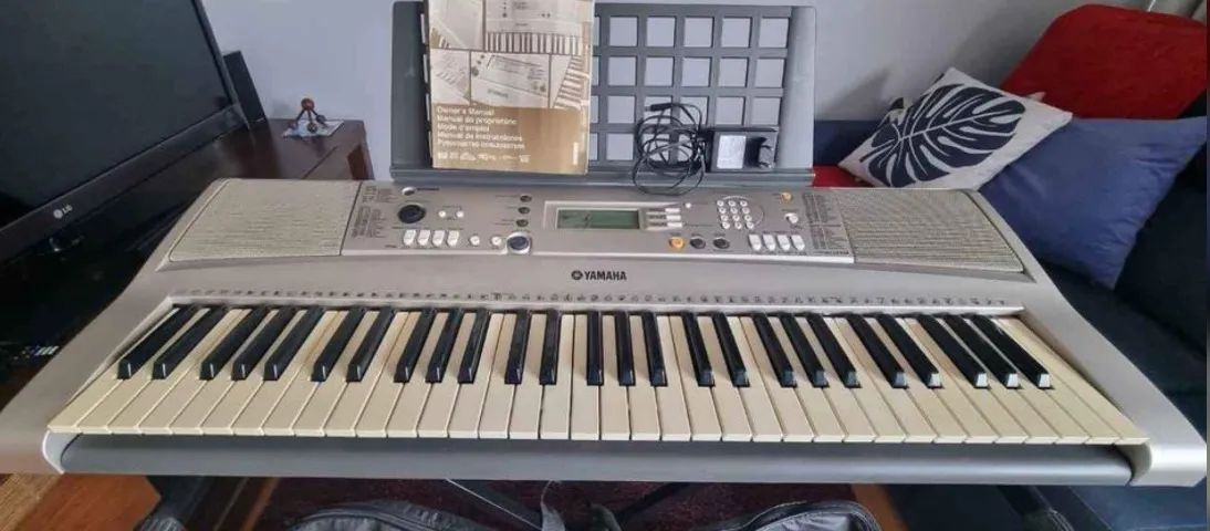 Teclado Yamaha PSR E3 13 perfeito estado,fonte nova,manual,porta partitura,mesa e bolsa de