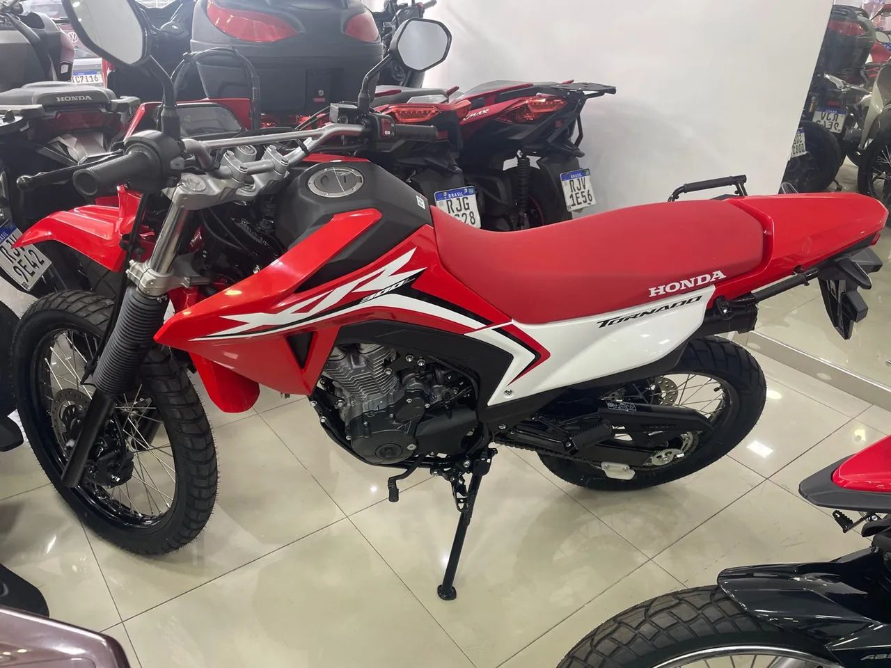 HONDA TORNADO XR 300L 2024 - Foto 4
