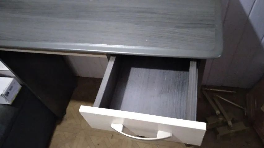 Mesa de compultador cinza com bege - Foto 3