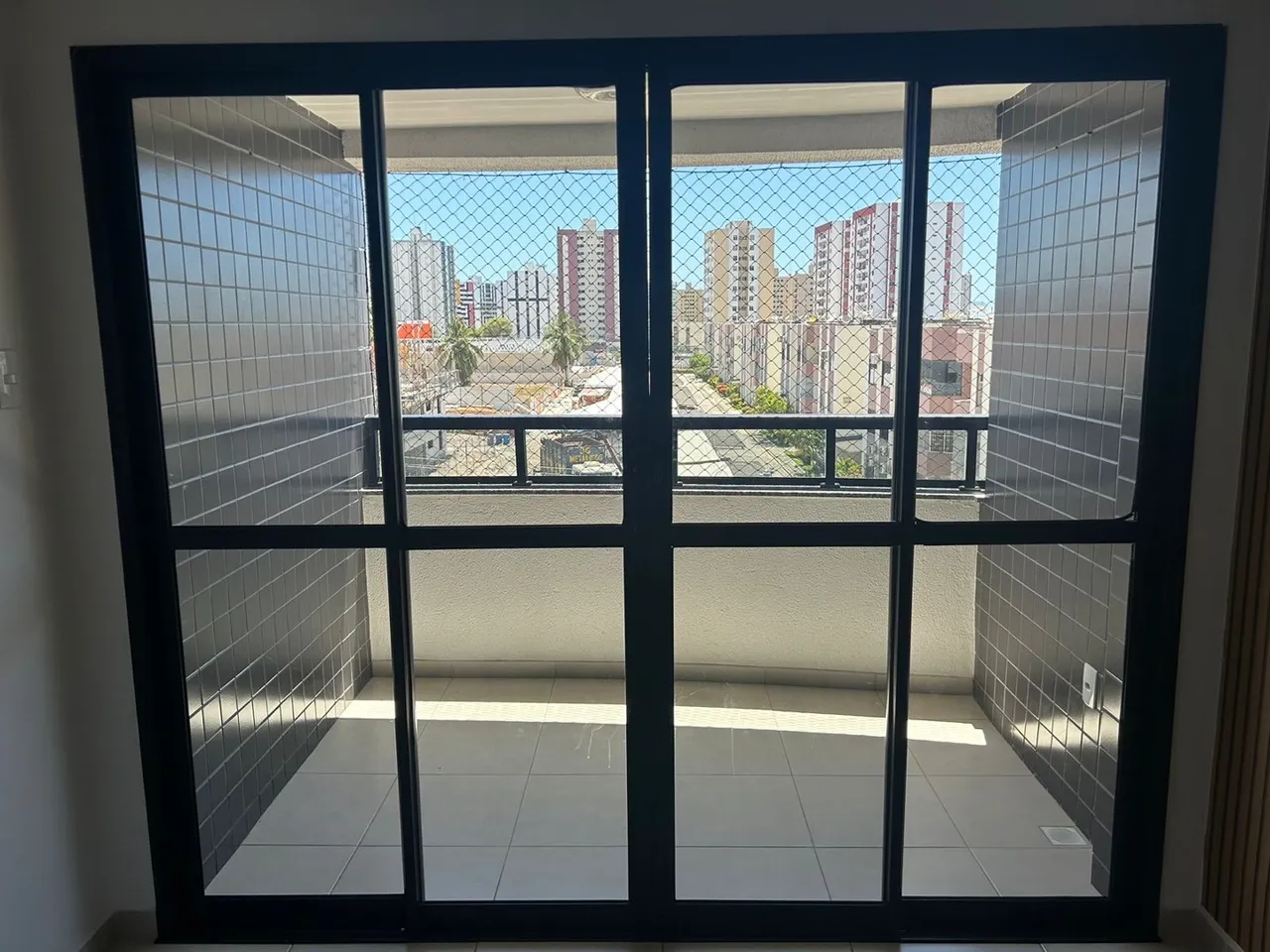 Vende-se janela de condomínio de vidro