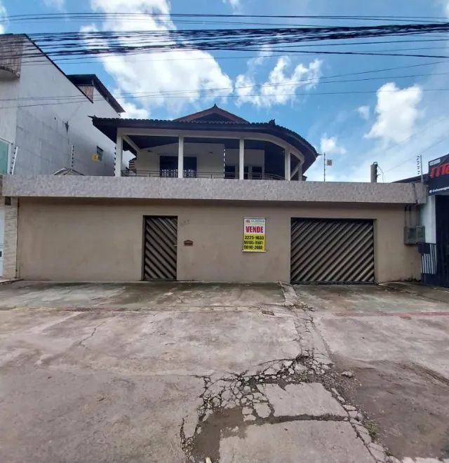 Casa 2 pavimentos, 5 dormitórios, sendo 3 Suítes.