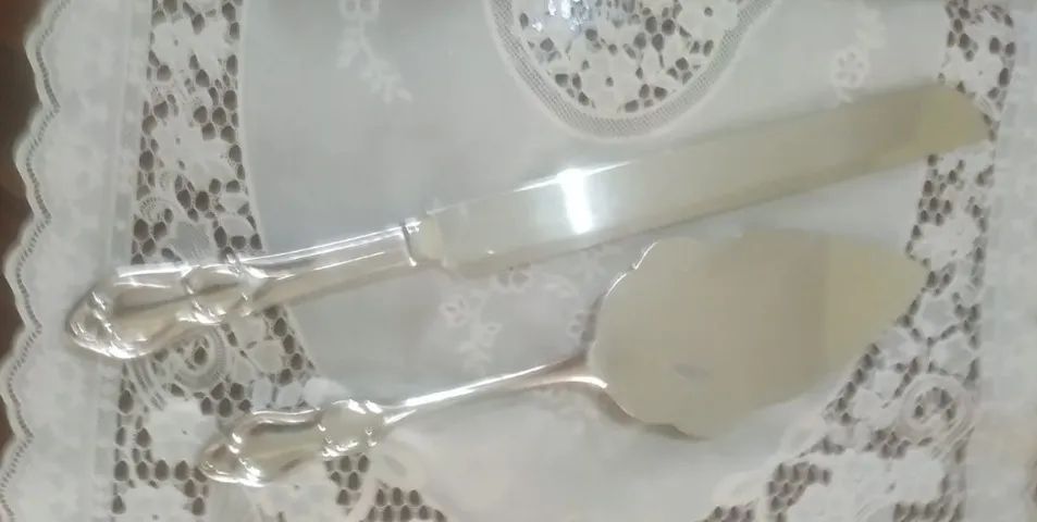 CONJUNTO ANTIGO DE ESPÁTULA E FACA SEM CORTE PARA BOLOS, TORTAS DOCES, TODA TRABALHADA  - Foto 3