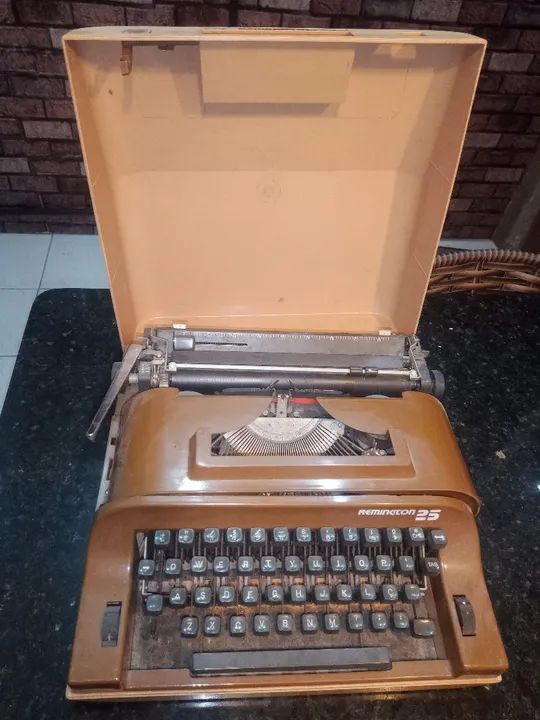 Máquina de Escrever Remington anos 80 Perfeita Bege - Foto 3