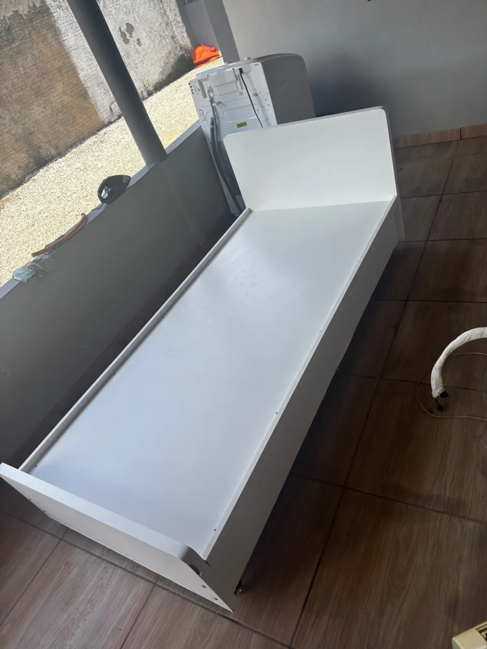Cama solteiro branca com cabeceira