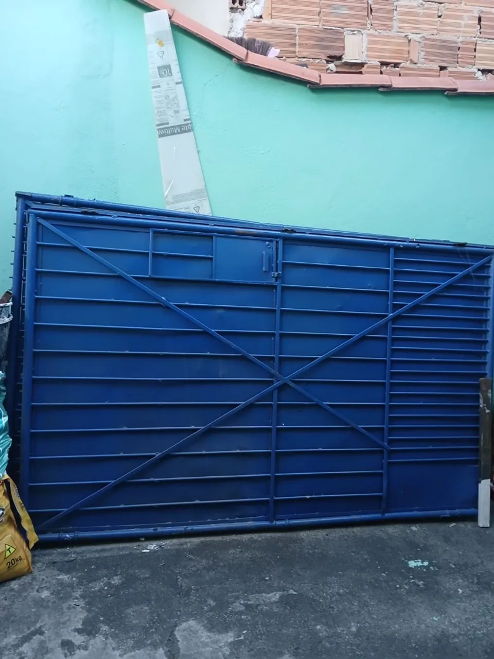 Portão de garagem 2 folhas - ferro bruto 3m x 2,40m (cor azul)