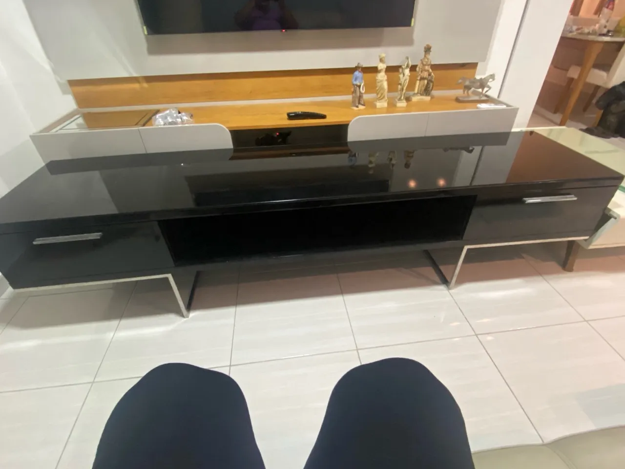 Rack para TV preto com design moderno e elegante