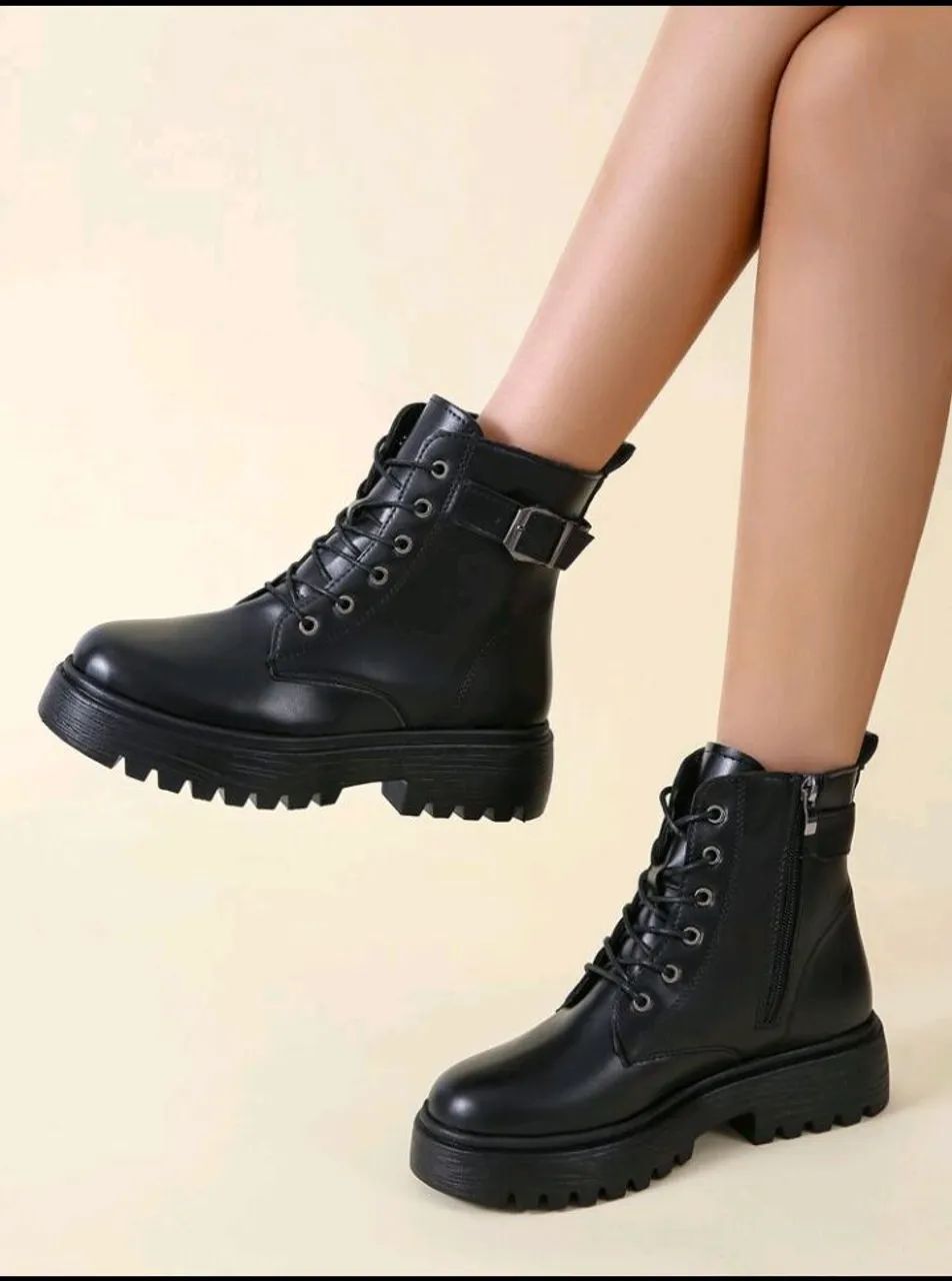Botas de Tornozelo com Plataforma Alta Clássica, Cadarços e Zíper Lateral - Foto 3