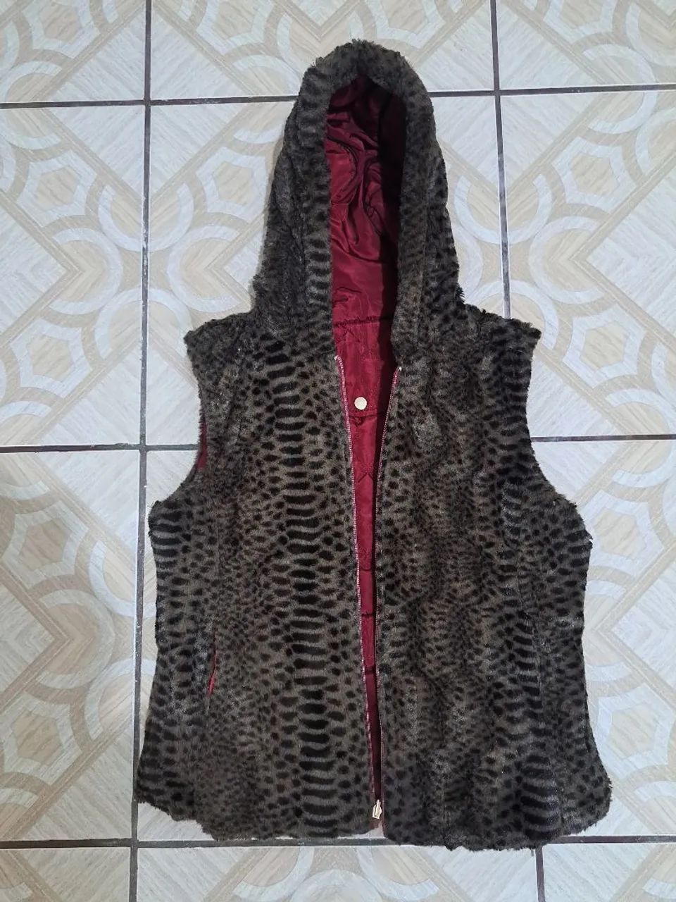 Colete de frio Feminino com Capuz Dupla Face  - Foto 3