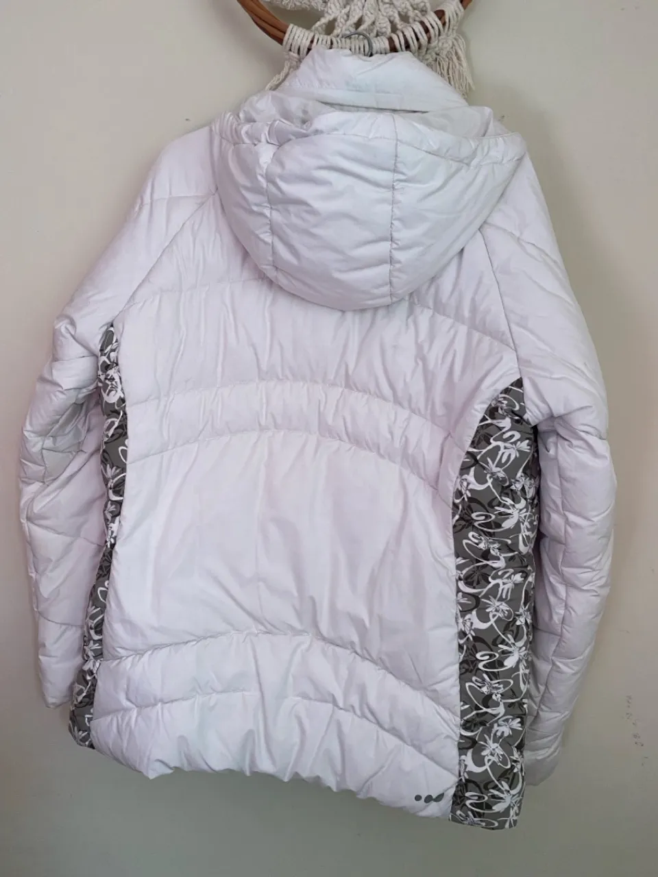 Jaqueta puffer branca com detalhes florais