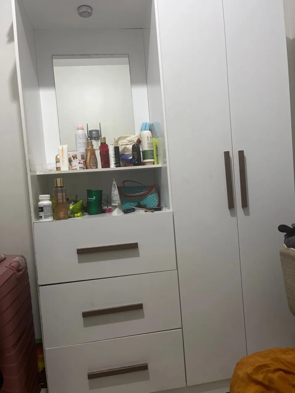 Guarda roupa com espelho