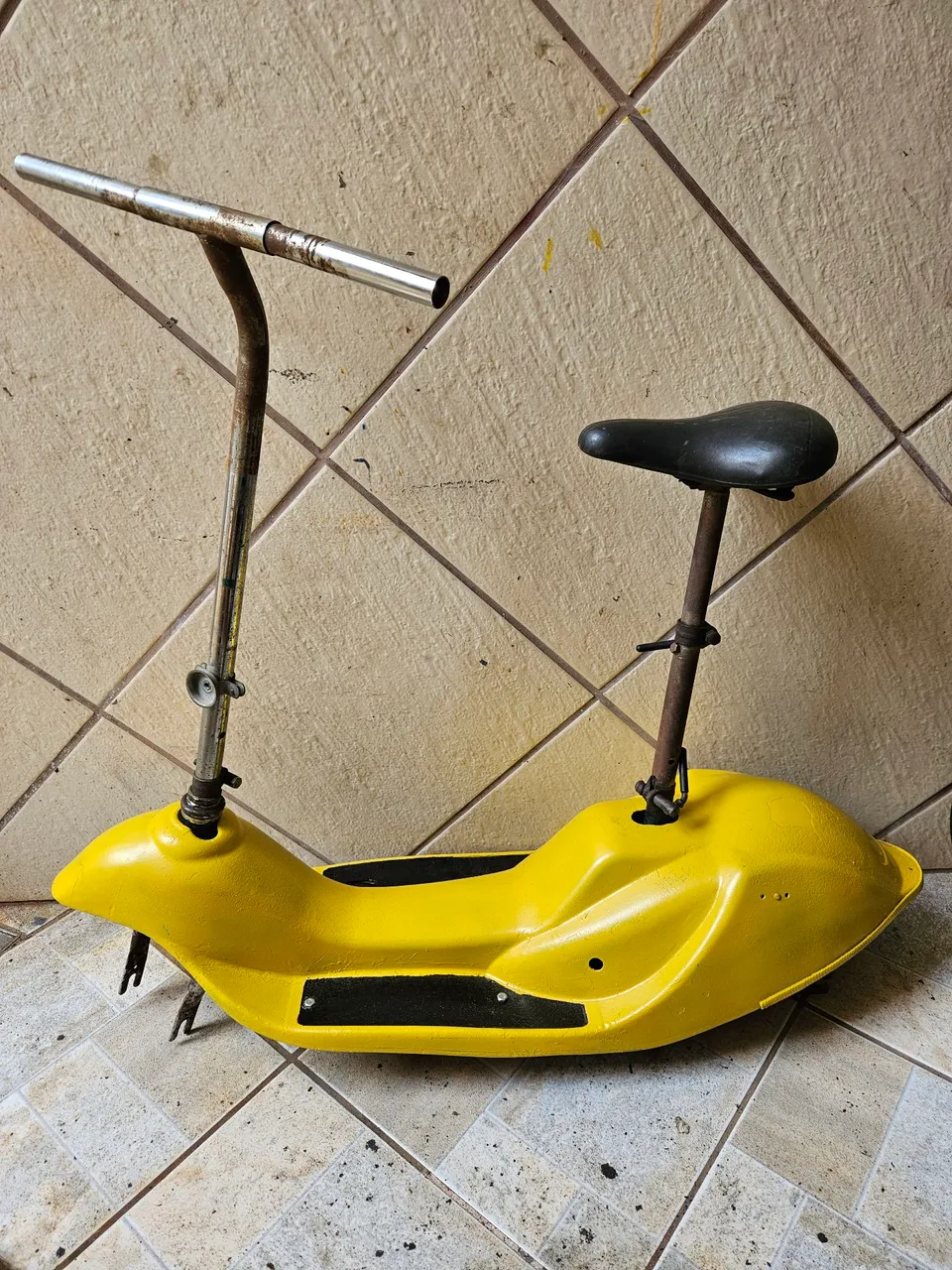 Patinete elétrico antigo (sem motor e rodas)